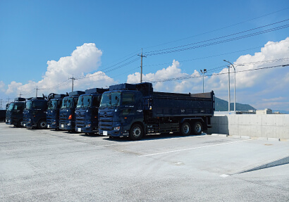 物流グループトラックヤード